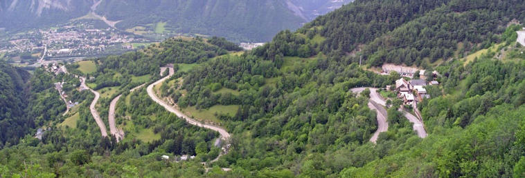 Montée de l'Alpe-d'Huez. Dans le fond Bourg d'Oisans